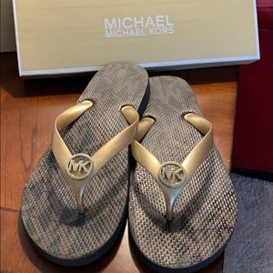 Jet set print Michael-Kors flip flops